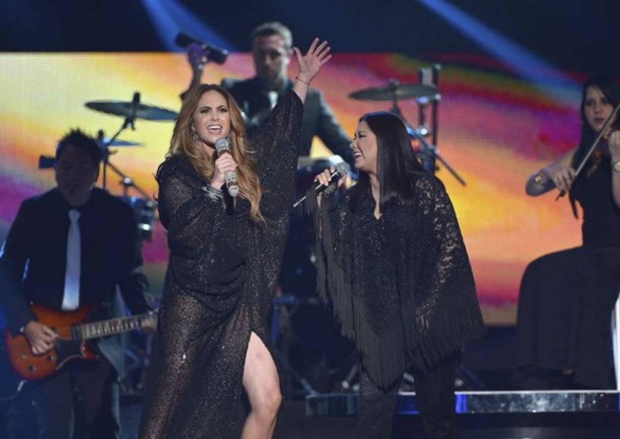 En una noche tan emblemática no podía faltar Lucero quien sorprendió a todos cantando con otra gran estrella de la música mexicana, Ana Gabriel.