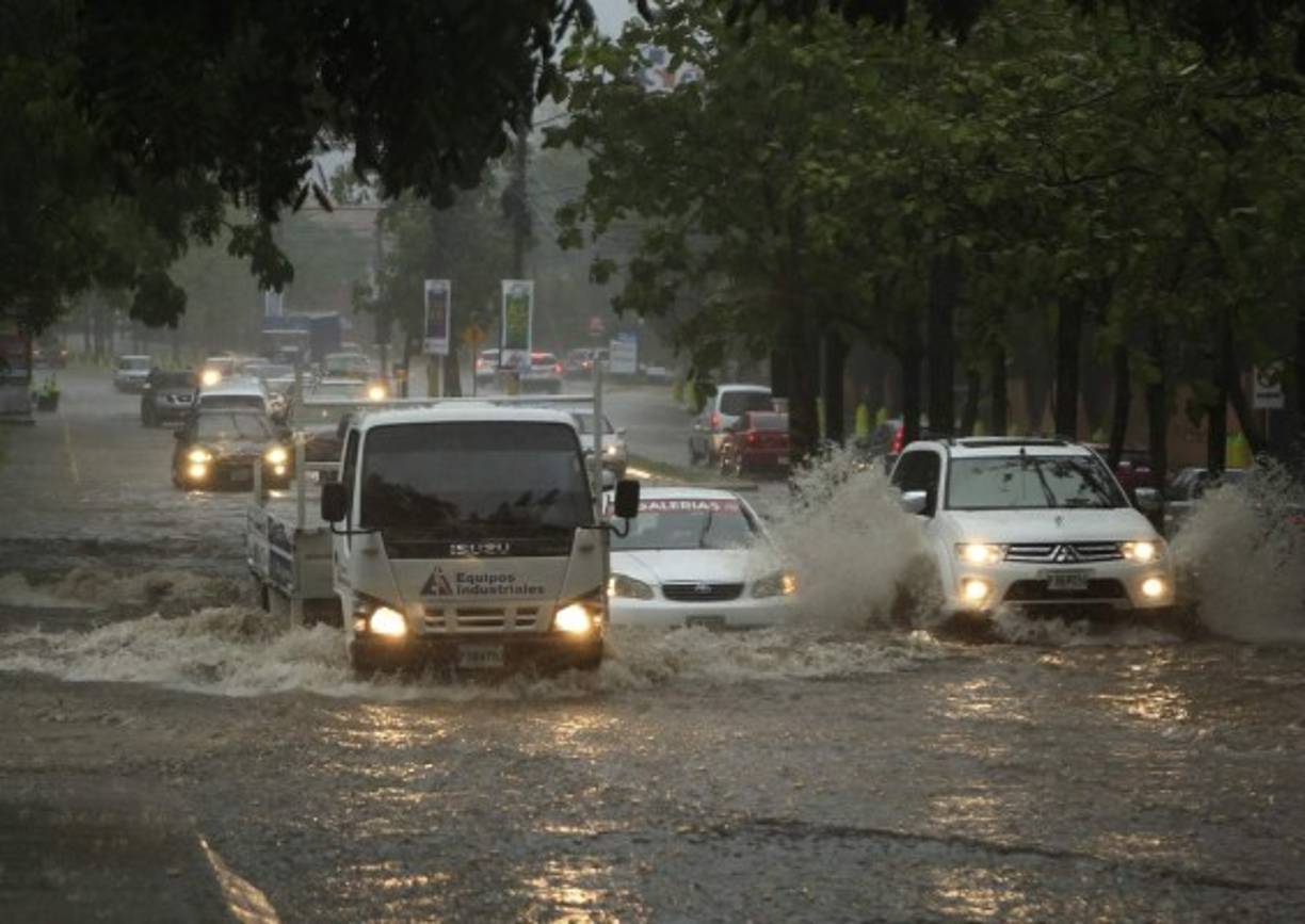 Los más apurados provocaban grandes olas al circular con rapidez.