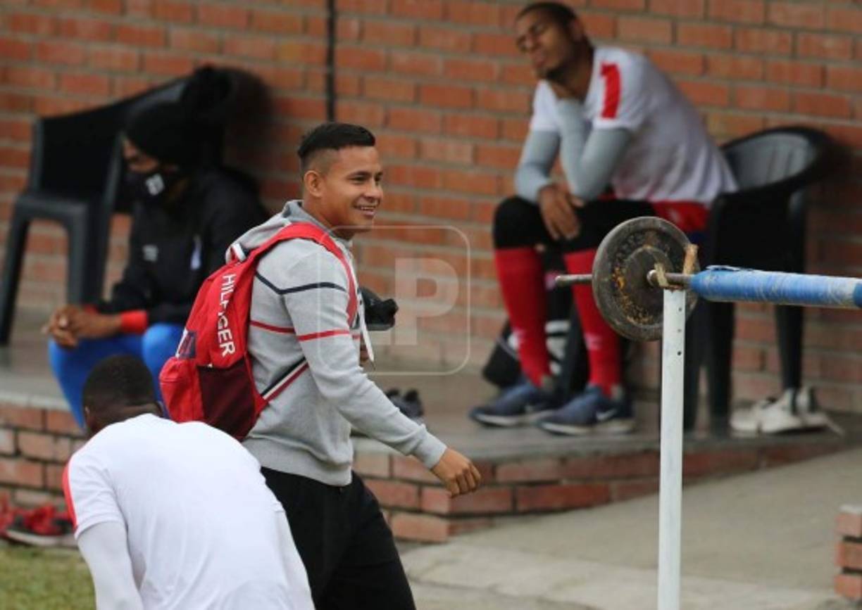 Germán Mejía llegó sonriente a las prácticas del Olimpia mientras algunos jugadores se mostraban sorprendidos ya que el centrocampista había anunciado su adiós del club albo.<br/>