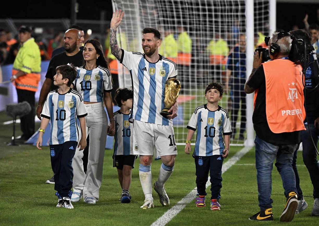 Antonela Roccuzzo y sus hijos acompañaros a Leo Messi en el campo durante los festejos del campeón del mundo.