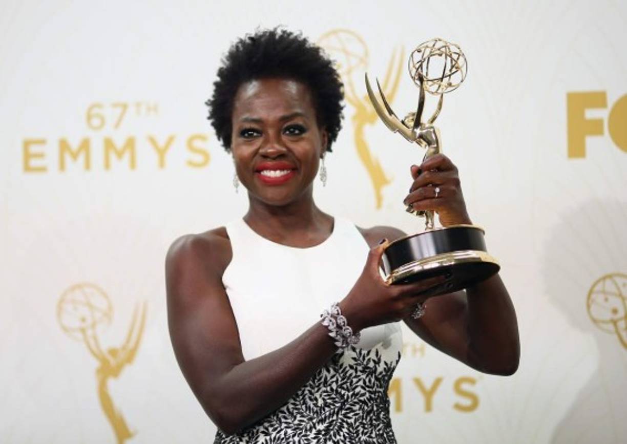 Viola Davis se convirtió en la primera mujer negra que gana el Emmy como mejor actriz de drama.