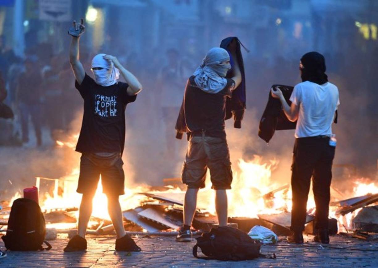 En la víspera de la cumbre de los líderes de las 20 primeras economías del mundo, la protesta que llevaron a cabo unas 12,000 personas degeneró en violencia.<br/>