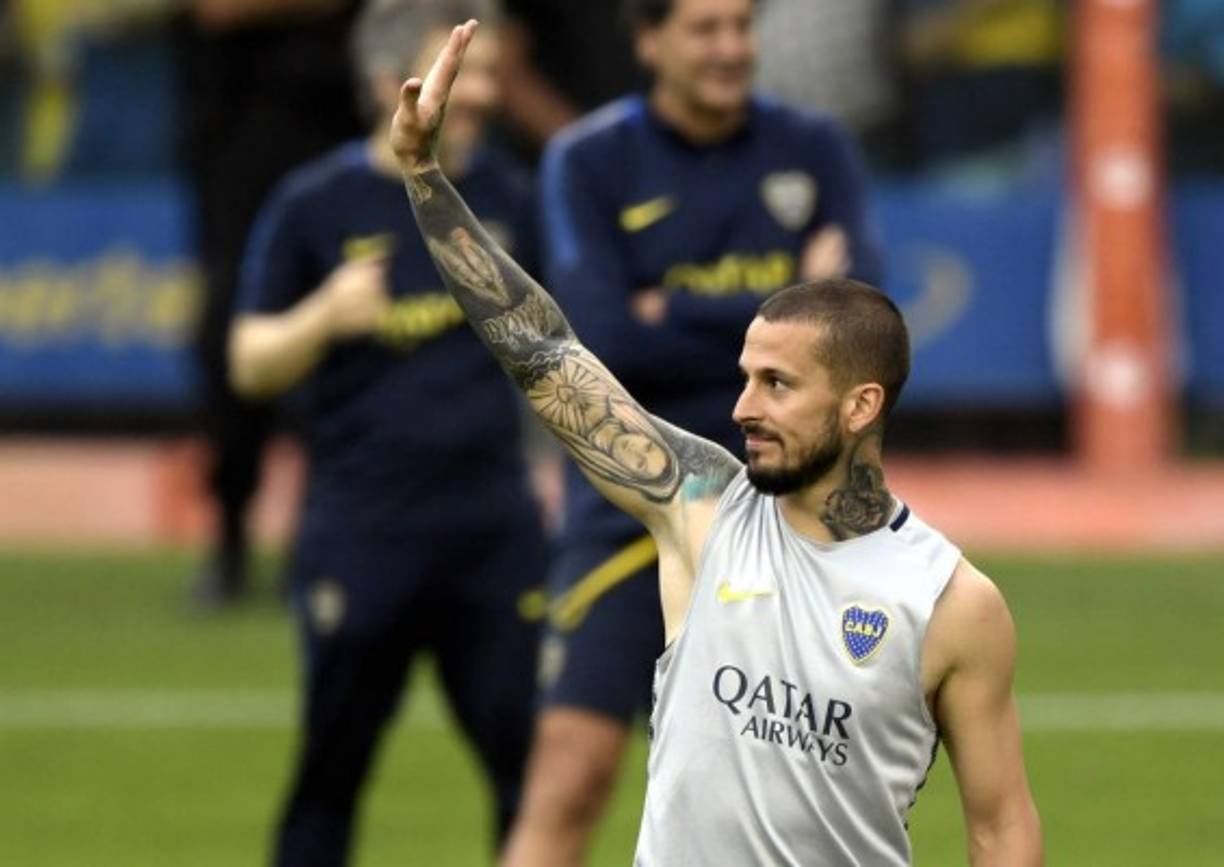 Darío Benedetto saludando y agradeciendo el apoyo a los aficionados.