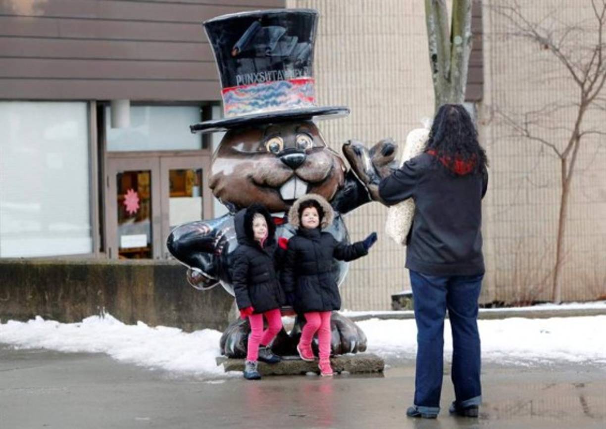 El pueblo se convierte en un destino turístico cada 2 de febrero con los visitantes tratando de tomarse una foto junto al famoso Phil o al menos con su estatua.