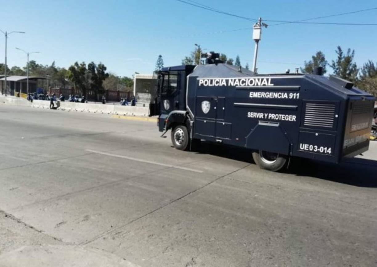 Una tanqueta también fue llevada para despejar a los estudiantes encapuchados.