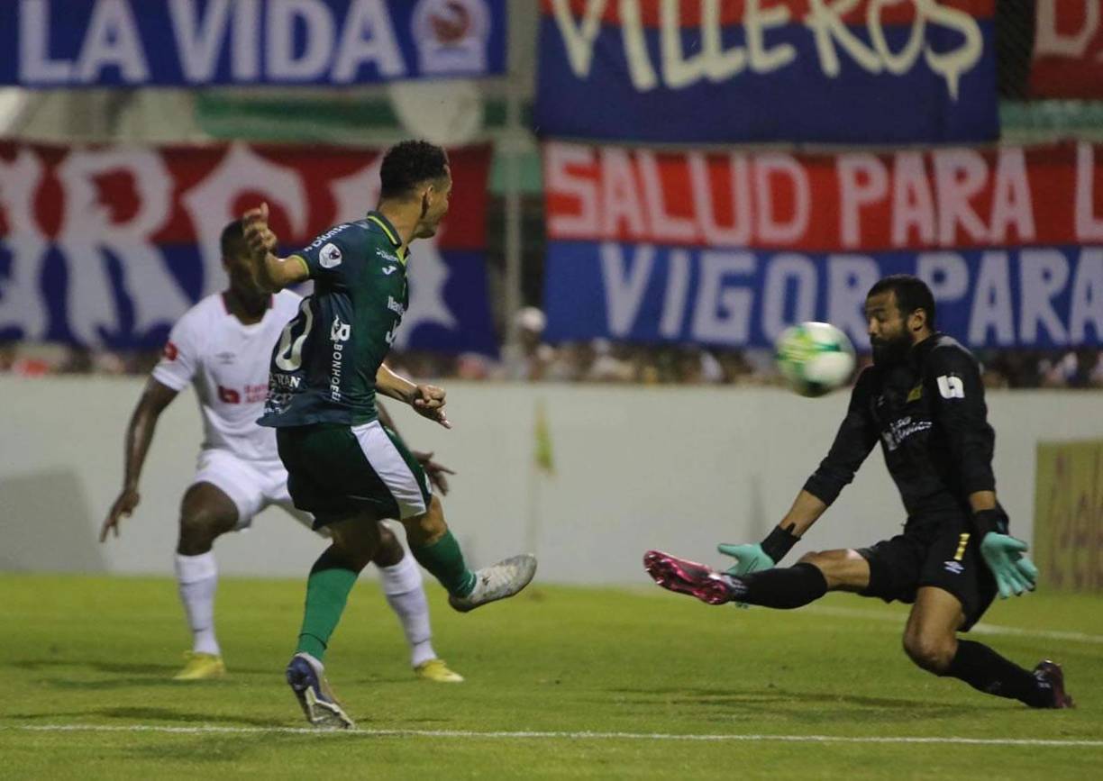 Edrick Menjívar tapó con el rostro este disparo a quemarropa de Damin Ramírez.