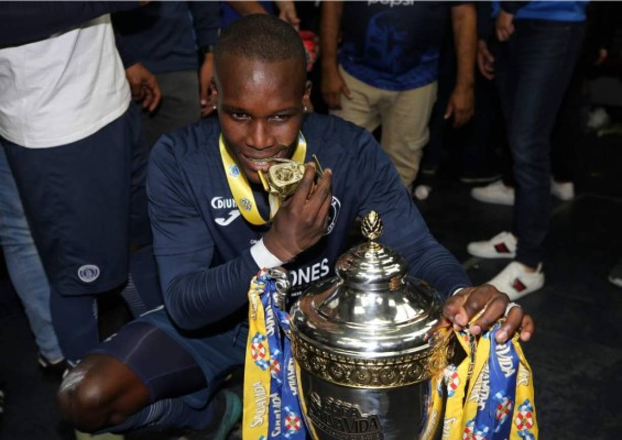 Román Rubilio Castillo celebró a lo grande con la Copa y la medalla.
