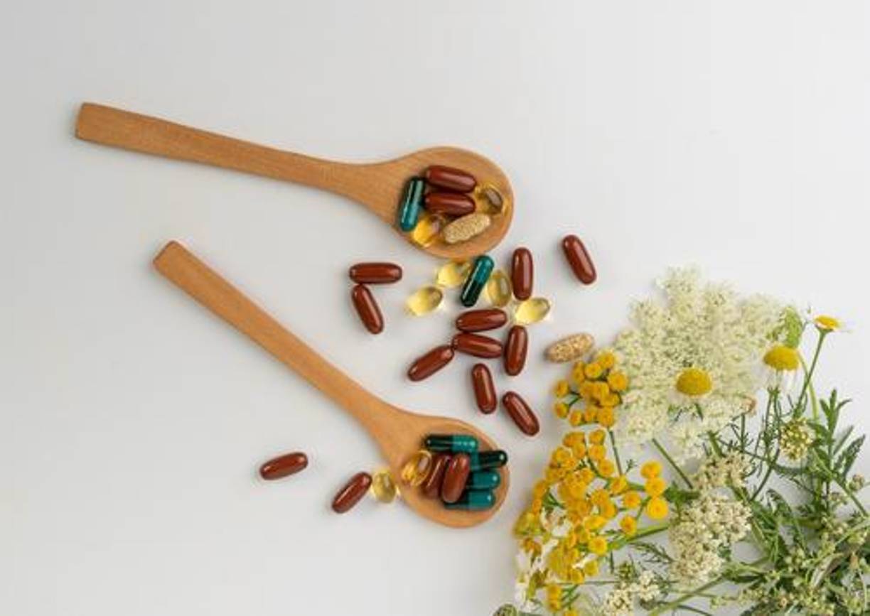 ¿Qué magnesio es el mejor para reducir el cansancio y el abdomen? El tipo de magnesio más adecuado para reducir el cansancio y ayudar en la pérdida de peso depende de los objetivos individuales. Para aquellos que buscan mejorar la energía y reducir la retención de líquidos, el citrato de magnesio y el malato de magnesio son opciones efectivas. Por otro lado, para quienes desean evitar los efectos laxantes, el glicinato de magnesio es una excelente elección. En general, el magnesio es un mineral esencial que, cuando se consume adecuadamente, puede ser una herramienta poderosa para combatir el cansancio, mejorar la composición corporal y promover una mejor salud metabólica.La clave es encontrar el tipo de magnesio que mejor se adapte a tus necesidades y complementarlo con una dieta equilibrada y un estilo de vida saludable. 