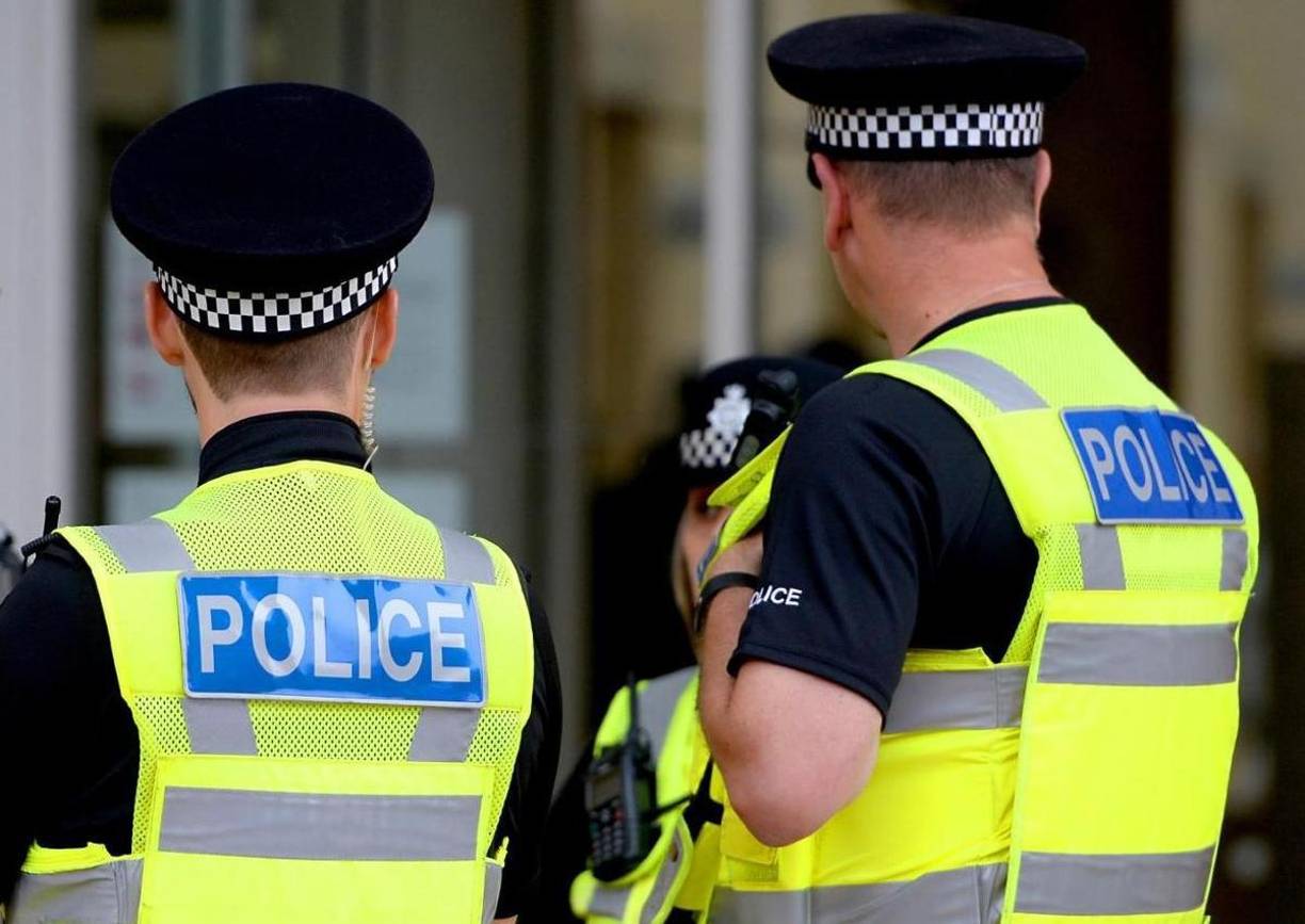 Asimismo, se descubrieron otras conversaciones en chats donde el reverendo se refería a “sacrificar a bebés para el diablo”.