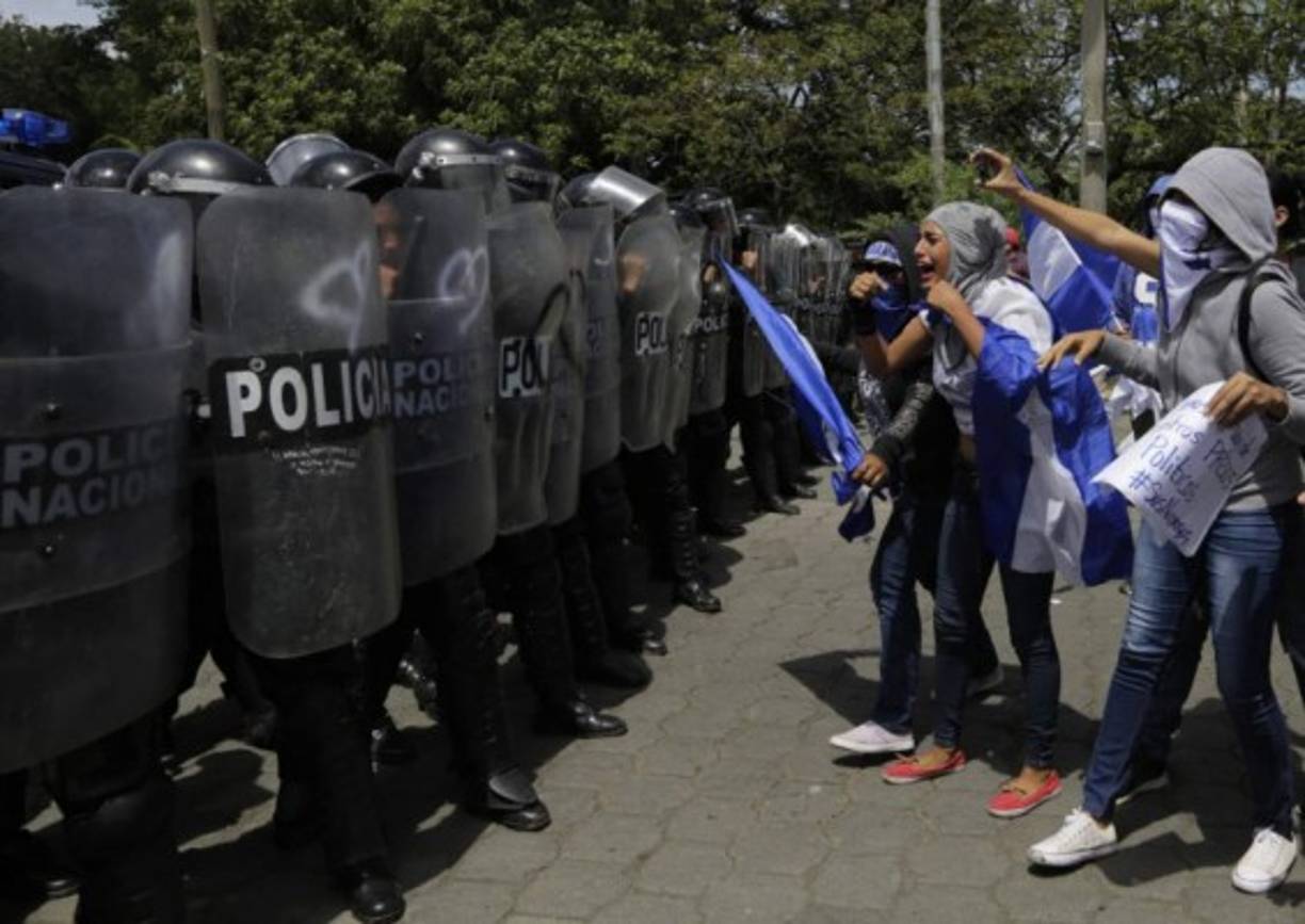 Tras el ataque, muchos manifestantes se dispersaron, pero otros continuaron hacia el este donde fueron asediados de nuevo por la policía.