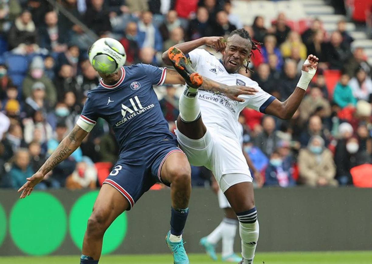 Alberth Elis tuvo un gran duelo con el defensor francés Presnel Kimpembe del PSG. A los 11 minutos, el catracho le ganó un balón al zaguero y su remate pasó a un costado del arco.