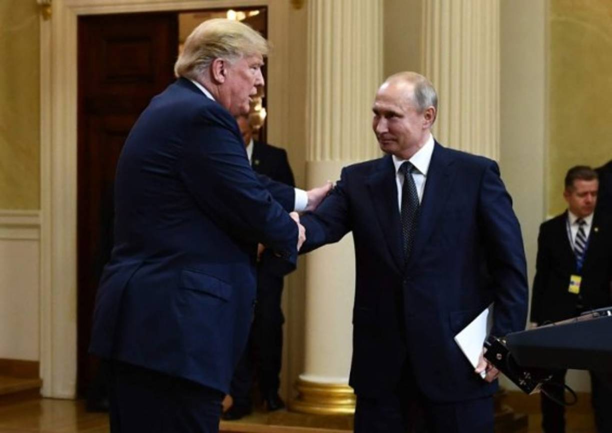 Más duro y creativo fue el exgobernador de California Arnold Schwarzenegger, quien escribió en Twitter: 'Te quedaste ahí como un pequeño fideo mojado, como un pequeño fan. Me preguntaba si le pedirías un autógrafo, una selfie o algo así. Eres el presidente de los Estados Unidos. No deberías hacer eso. ¿Qué pasa contigo?', le espetó al magnate en la red social.