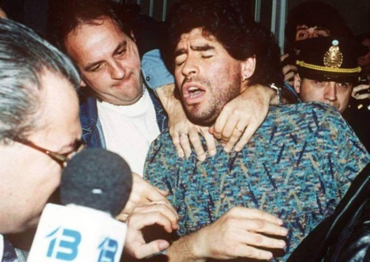 Diego Armando Maradona, en 1991 fue detenido por consumo de cocaína y fue procesado en prisión para después ser puesto en libertad.