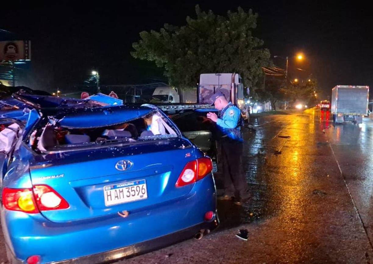 José se trasladaba en su vehículo, un Toyota Corolla color azul, el cual impactó con una rastra que estaba estacionada al margen izquierdo de la carretera. 