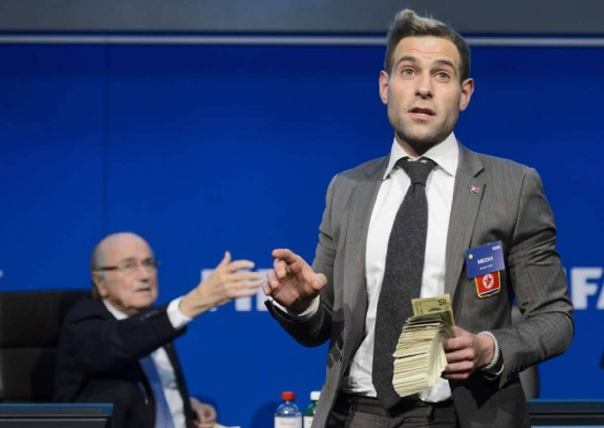 'Tenemos que limpiar la sala. Esto no tiene nada que ver con el fútbol. Volveré en unos minutos', dijo Blatter tras que le tiraran los dólares.