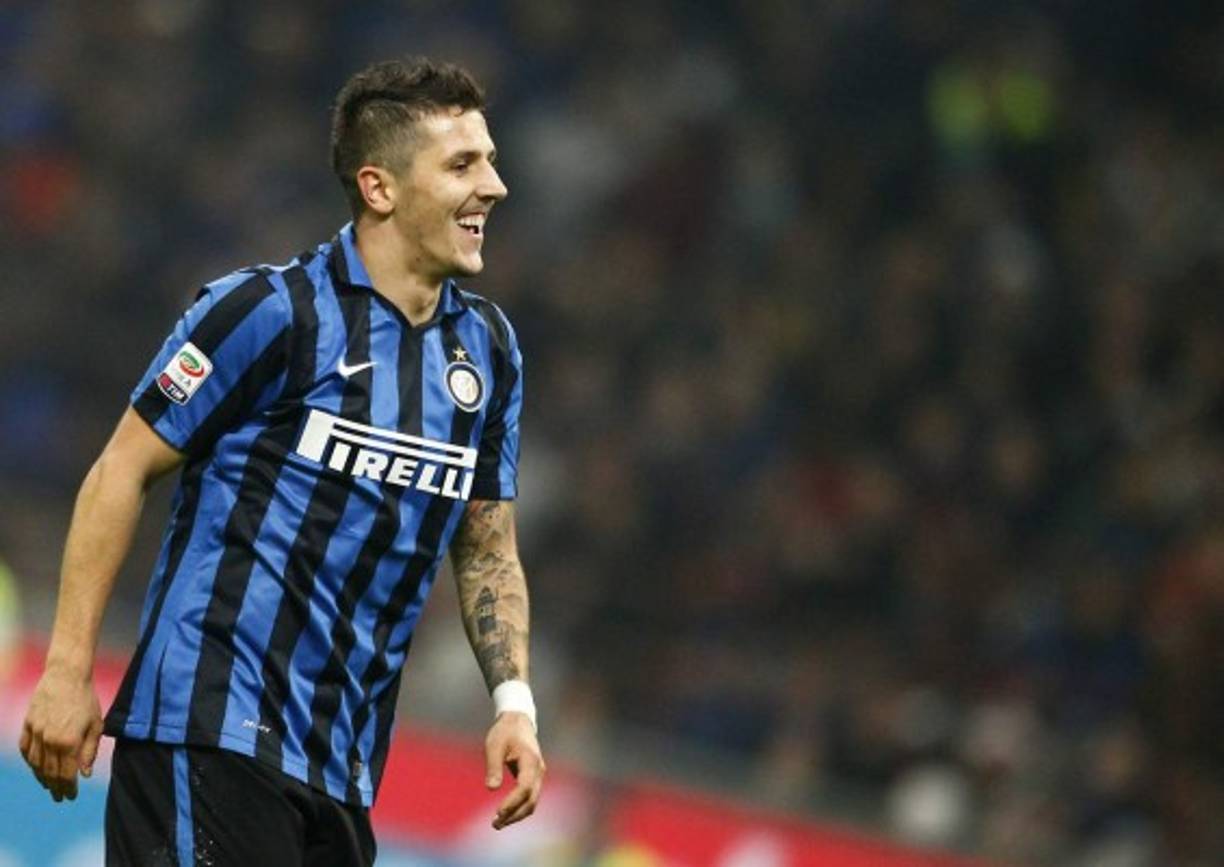 Según LaGazzetta, Rafa Benítez habría pedido al jugador montenegrino Stevan Jovetic, quien había señalado que le gustaría volver a Sevilla pero que no podía esperar para siempre. La posibilidad de que el Newcastle pudiera pujar por el atacante dependería de las salidas del club inglés.