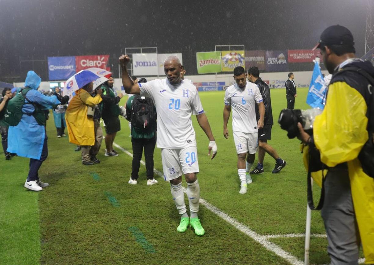 Con el puño arriba, así abandonó la cancha Deiby Flores, quien hizo un gran partido ante los mexicanos.