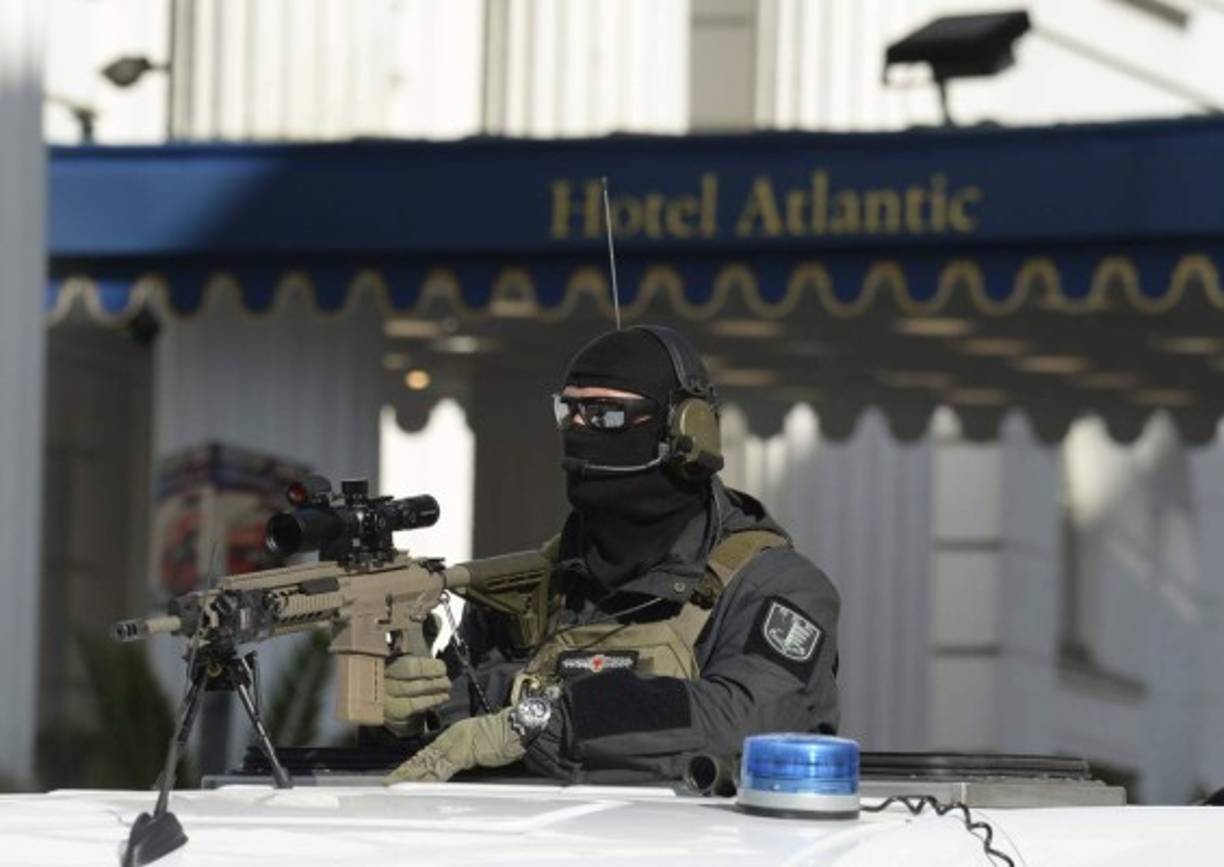 Un policía armado vigila las inmediaciones del Hotel Atlantic Kempinski, antes del comienzo de la reunión con canciller alemana, Angela Merkel, con motivo de la cumbre del G20 que se celebra en Hamburgo.