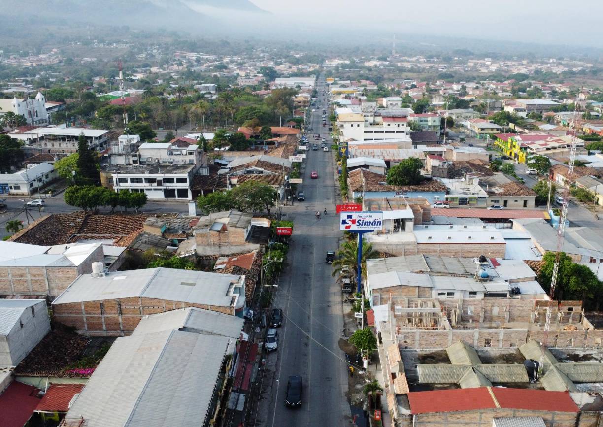 <b>La ciudad de Ocotepeque también requiere de más vías de acceso. La única forma de entrar a la ciudad, llegando desde Copán o Sinuapa es un pequeño puente, usado habitualmente para realizar tomas y protestas, como por ejemplo, por los apagones. Cuando ese paso se cierra, toda la ciudad colapsa, dijeron pobladores.</b>