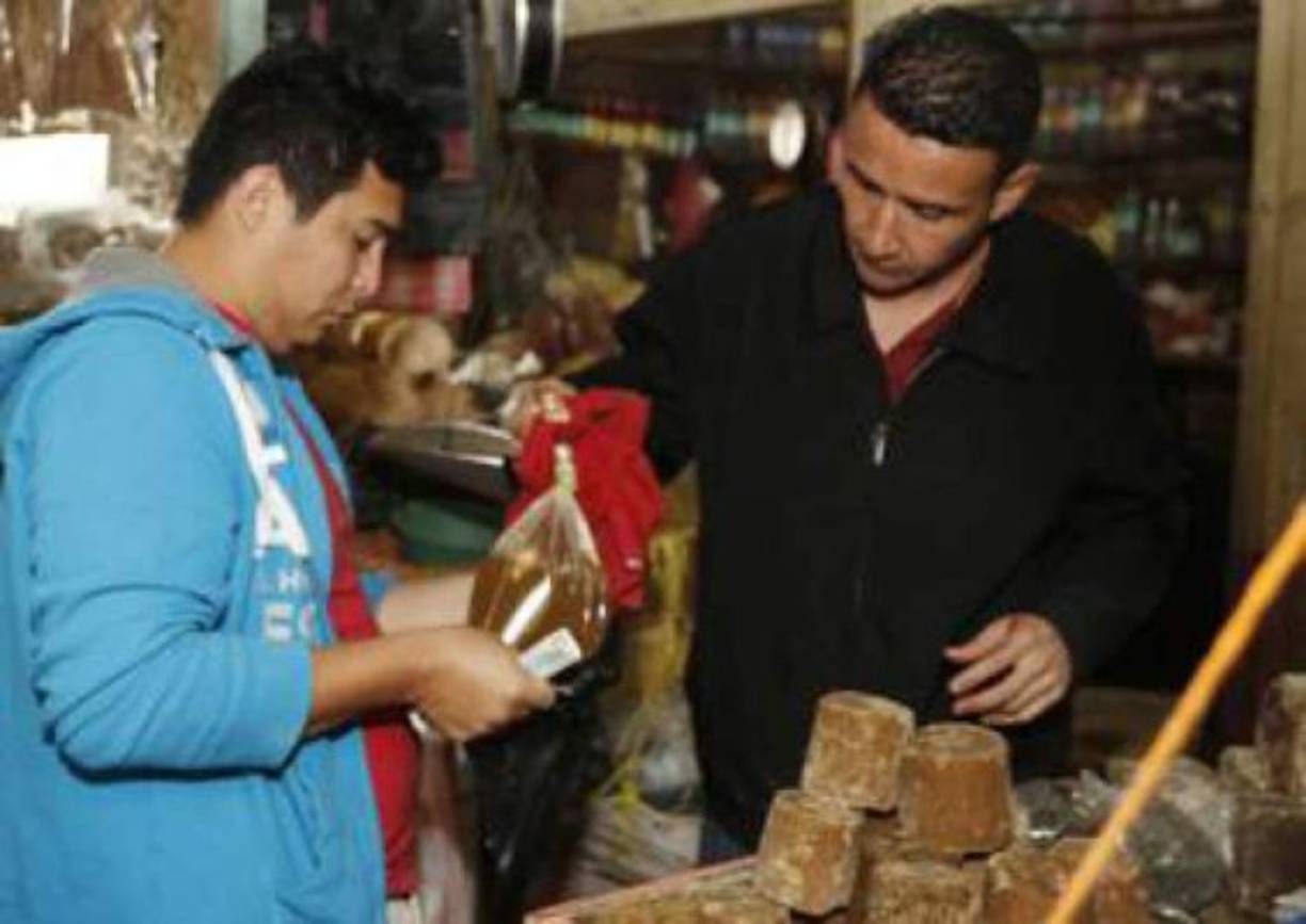 'Maco' Mejía: El ex mediocampista militó en el Platense, Real España, Deportes Savio, cuenta con un negocio de venta de granos básicos y otras cosas para el hogar.