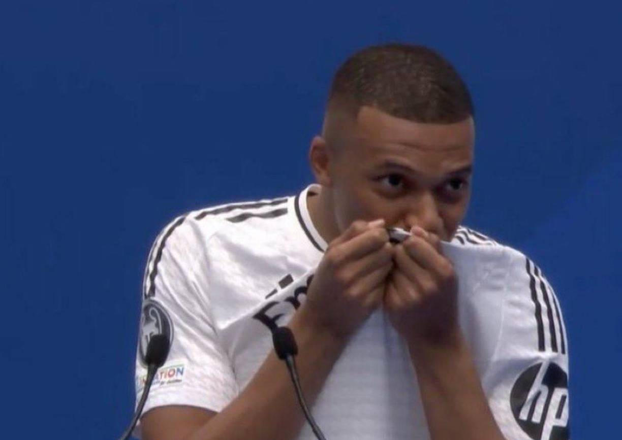 Y Mbappé decidió besar el escudo tras la petición de muchos aficionados del Real Madrid.