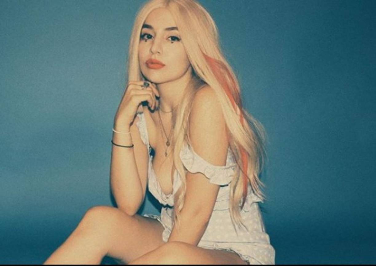 Max actualizó este clásico en letras satíricas sobre una mujer ultra-sumisa, de plastilina, en un manifiesto feminista, que de alguna manera hace que una canción de mensaje ya franco sea aún más contundente: 'No, soy tu Barbie, estoy viviendo en mi propio mundo / no soy plástica, llámame clásica'.