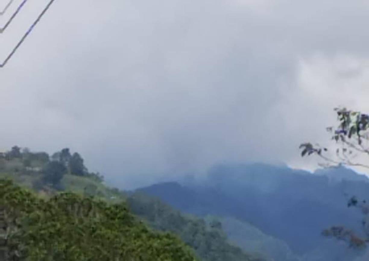 En redes sociales han circulado imágenes de la enorme columna de humo provocada por las llamas. 