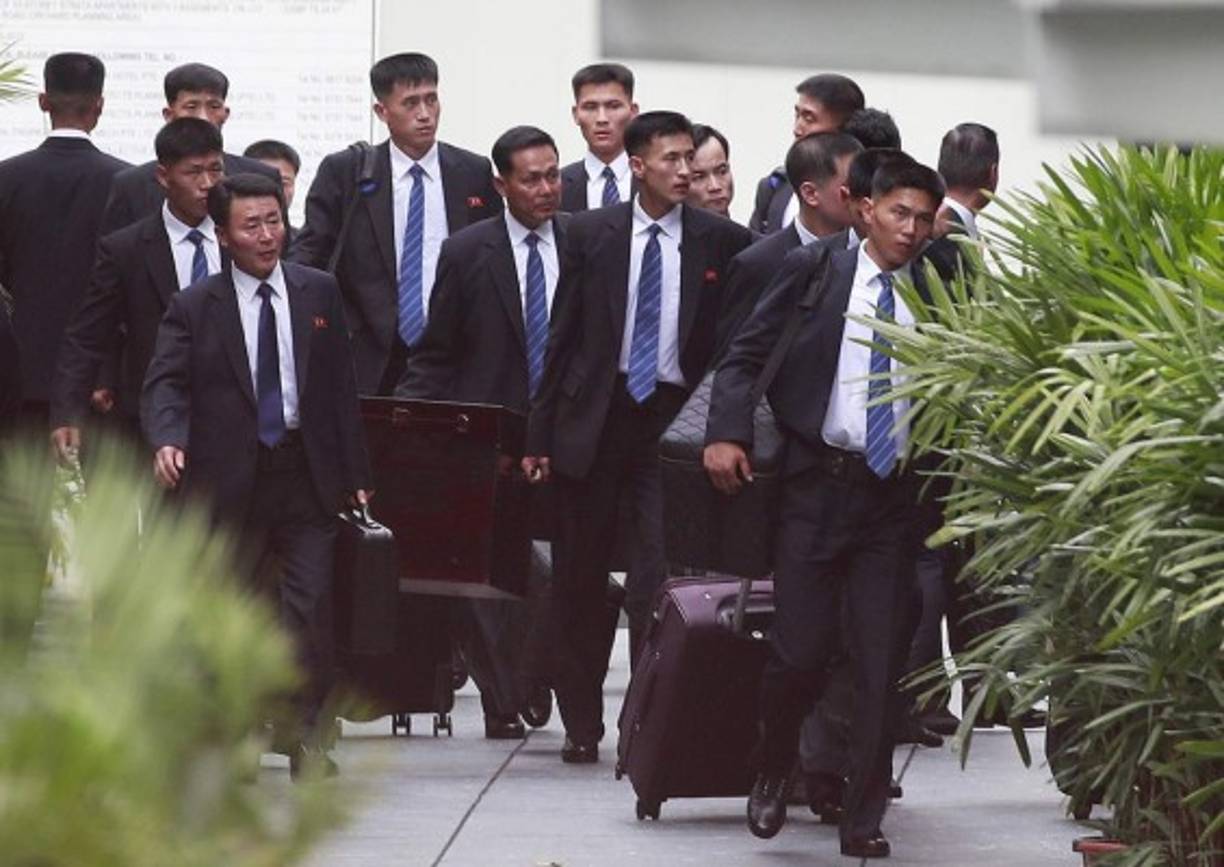 Antes de que Kim Jong-un llegara a Singapur, una comitiva del Servicio Secreto norcoreano llegó a las instalaciones del hotel de lujo donde se hospeda el líder norcoreano llevando con ellos la alimentación para el mandatario y su delegación, y su propio inodoro, con el fin de evitar que se filtren detalles sobre la salud de Kim a través de sus desechos.
