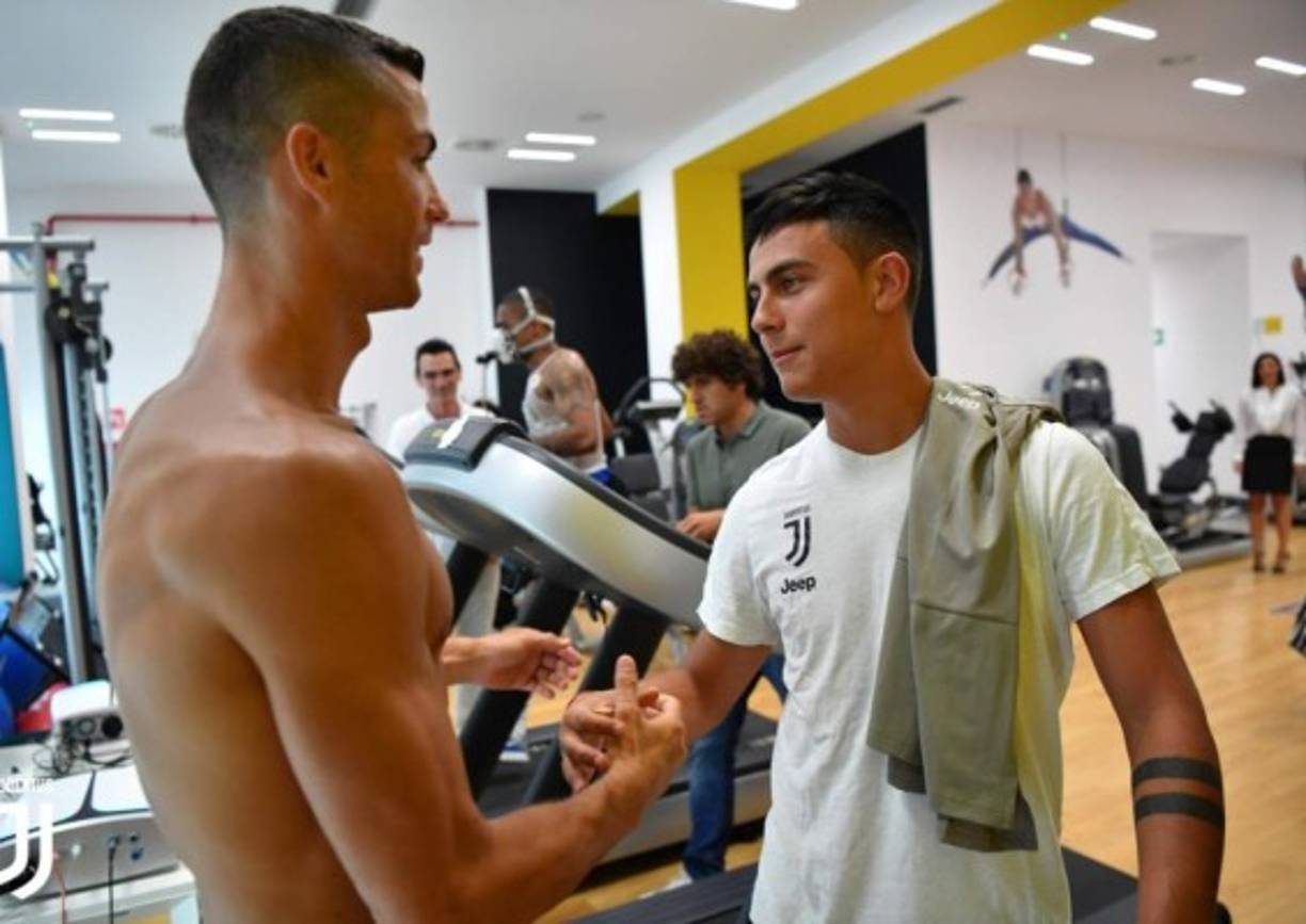 Y la imagen del día, el argentino Paulo Dybala saludó de esta manera al crack portugués Cristiano Ronaldo. La afición de la Juventus confía en que ellos podrán ganar la Champions League.