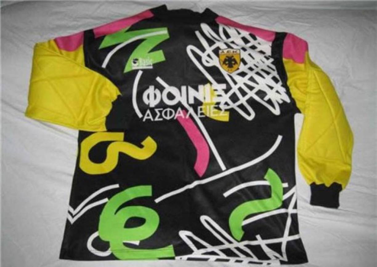 Camiseta del AEK Atenas. Cuando el hijo más pequeño del diseñador toma una pluma y unos cuantos crayones, el resultado es este. Para suerte el equipo no la vistió mucho tiempo.
