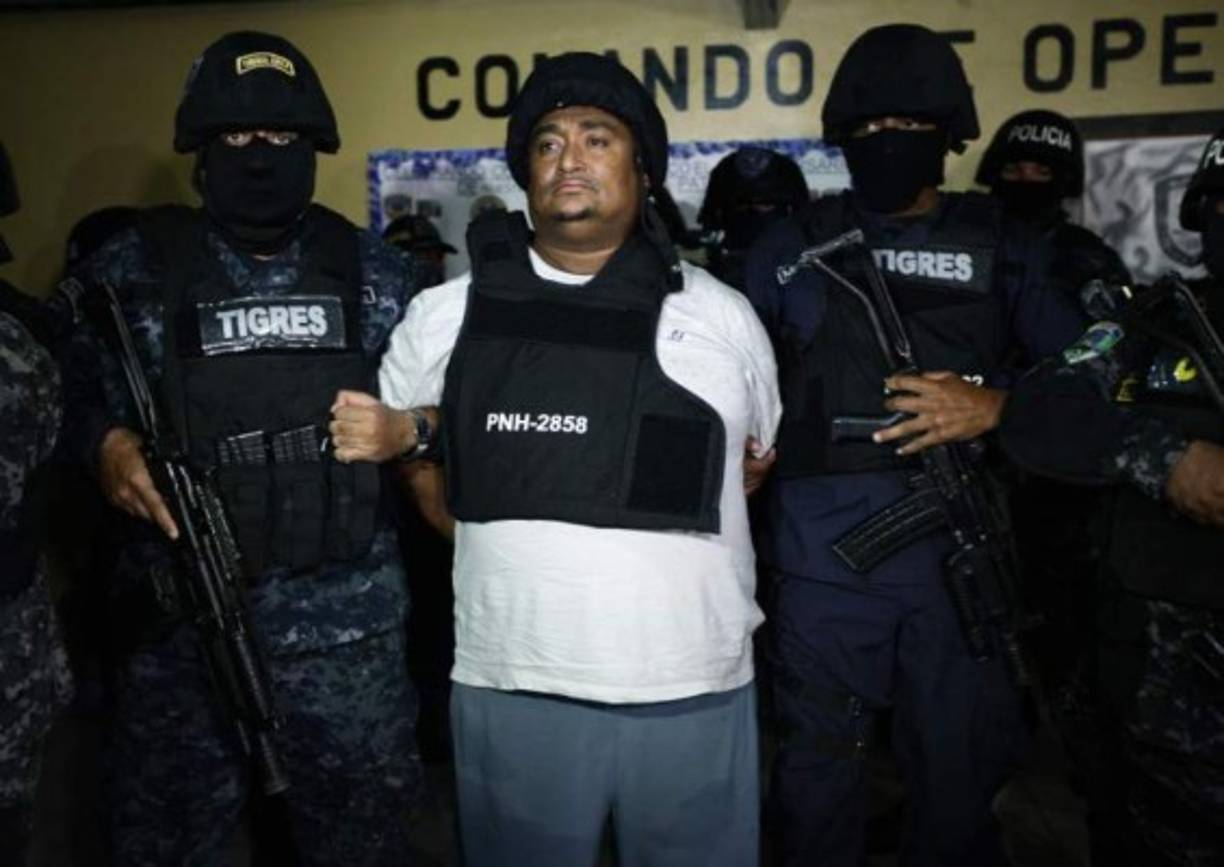 JUVING ALEXANDER SUAZO. El segundo extraditado cae el 10 de septiembre de 2014 en La Ceiba. Después de su captura pidió ser extraditado de inmediato a Estados Unidos, adonde se le acusó por delitos relacionados con el narcotráfico. Salió en un avión comercial el 28 de octubre de ese mismo año. Está recluido en una prisión de Florida.
