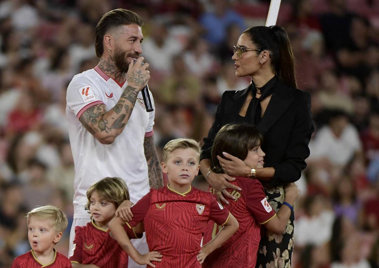 Asimismo, contó con la presencia de Pilar Rubio, quien deslumbró en su presentación en compañía de sus hijos.