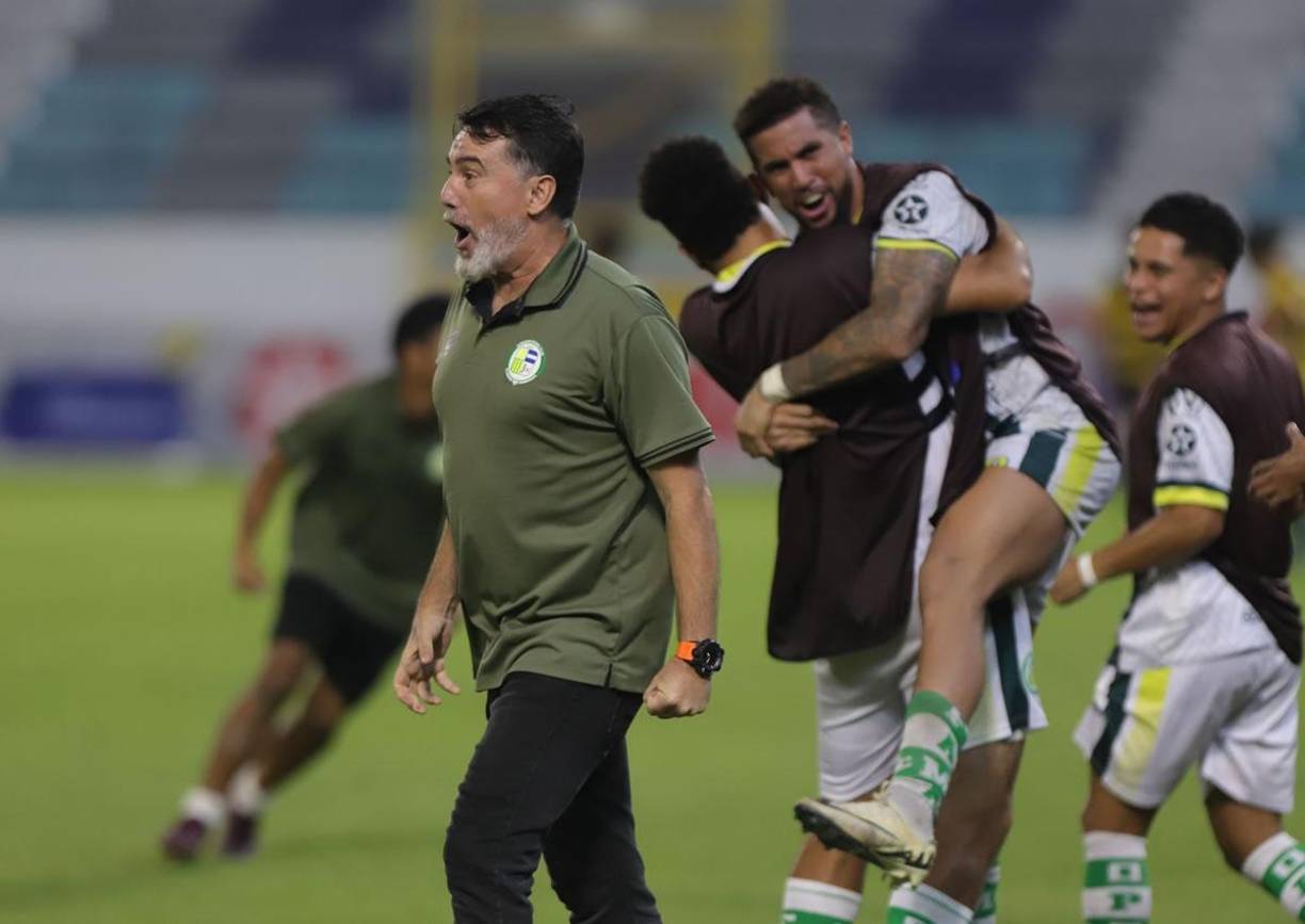 Fernando Araújo festejando de manera eufórica el triunfo del Juticalpa FC contra el Real España en el Morazán.