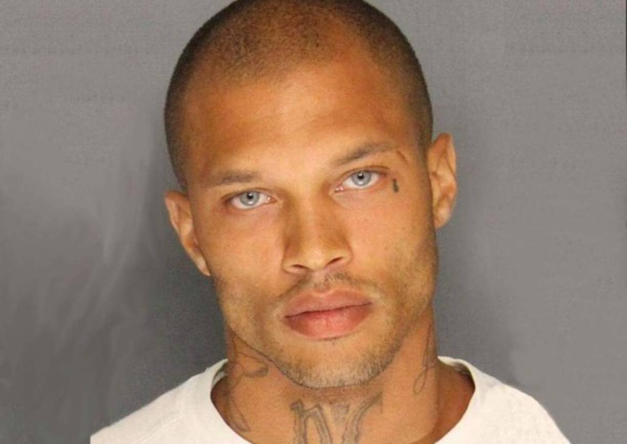 Jeremy Meeks, quien saltó a la fama en el 2014 como 'el preso más guapo del mundo', fue deportado de Reino Unido, informó DailyMail. Meeks, de 32 años, llegó al aeropuerto de Heathrow, en Londres, este lunes para pasar una semana en la capital británica con el fin de participar en sesiones de fotos para portadas de revistas, según dijo su manager Jim Jordan.