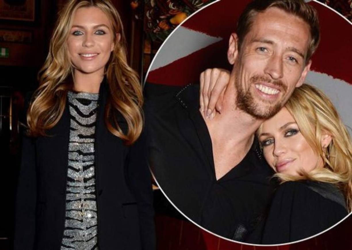 El delantero inglés Peter Crouch del Stoke City y su esposa la modelo Abbey Clancy.