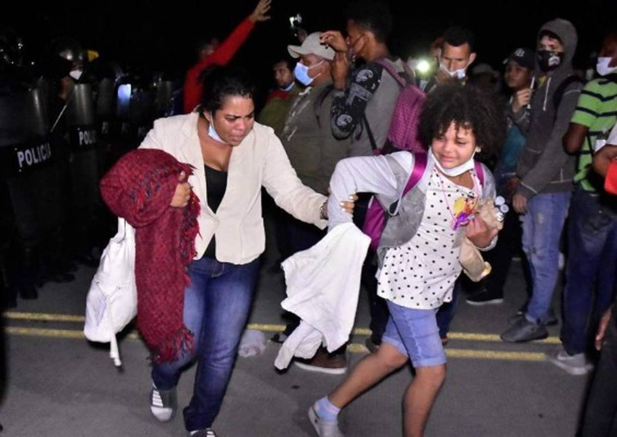 El Gobierno guatemalteco había mantenido durante todo este viernes su posición de no permitir el ingreso al territorio de los miles de migrantes hondureños.<br/>