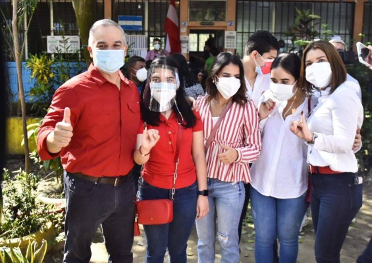El candidato presidencial por el Partido Liberal, abogado Yani Rosenthal posa junto a su familia, luego de ejercer su voto en la escuela Dionisio de Herrera ubicada en el barrio Rio de Piedras en San Pedro Sula.