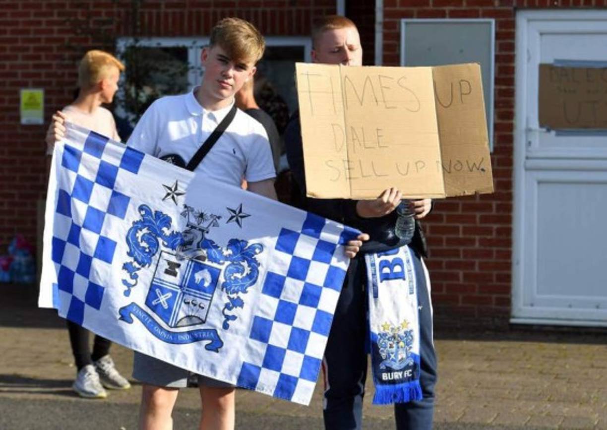 Los aficionados han salido a las calles y se han mostrado decepcionados tras conocer que el Bury FC no volverá a competir.