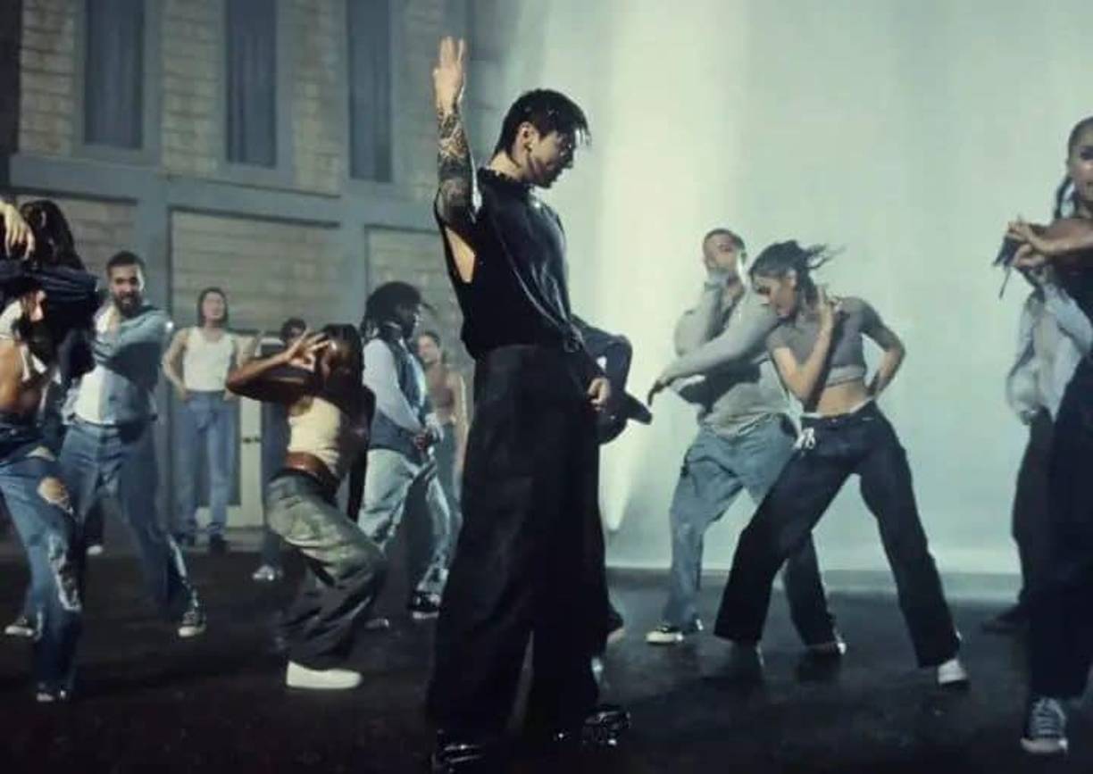 “El título de la canción es 3D. Es tridimensional. Si la letra de la canción contiene el mensaje de que te quiero conocer mas allá de la dimensión y estar contigo por siempre como el título 3D”, explicó el artista. “para presentar la canción, ‘3D’ es una canción pop de R&amp;B con una composición mínima de instrumentos musicales y ritmos sorprendentes y sofisticados que armonizan con el sonido de la vieja escuela.y creo que es una canción muy atractiva para mostrar actuaciones. así que te agradecería que prestaras atención a la actuación.”