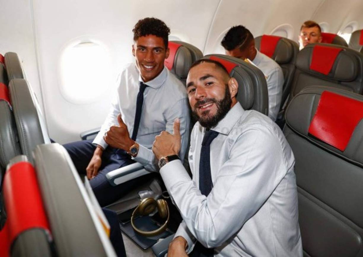 Los franceses Karim Benzema y Raphael Varane viajaron juntos en el avión.