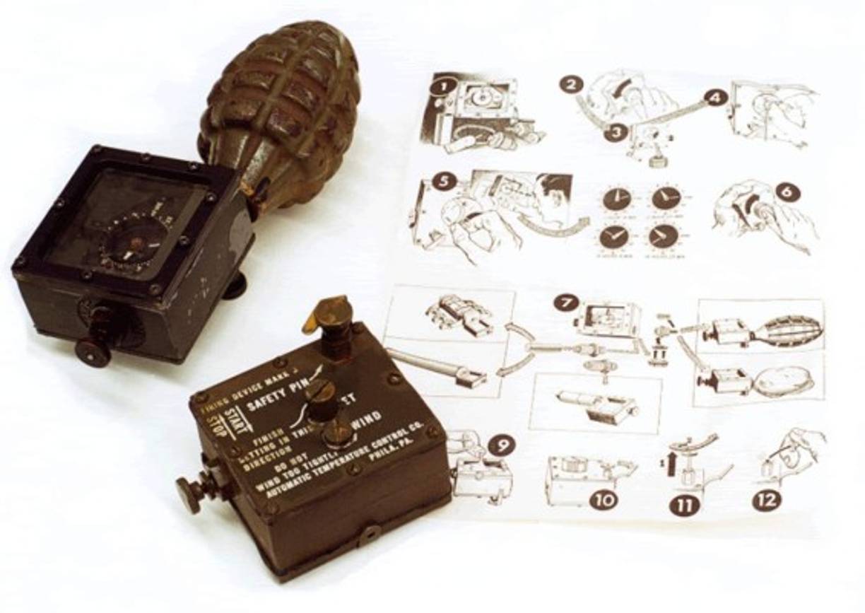 Las armas trampa y otros artefactos no pueden: <br/>•tener el aspecto de objetos portátiles inofensivos; <br/>•emplearse en el interior de una concentración de civiles en la que no se libren combates. <br/>•estar vinculados o asociados, entre otras cosas, a los emblemas y signos protectores reconocidos, a personas enfermas, heridas o muertas, a equipos sanitarios, juguetes, alimentos o monumentos históricos.