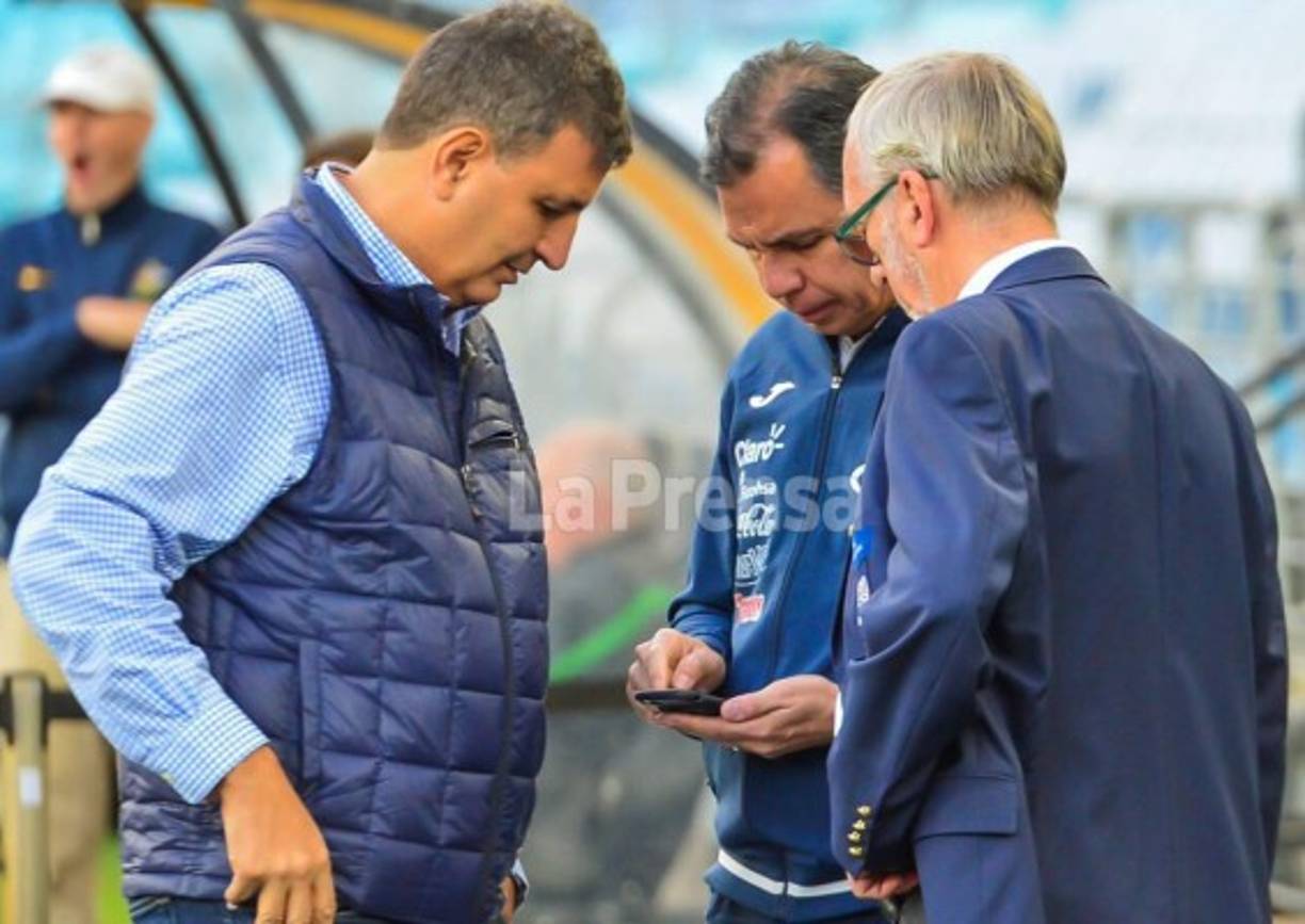 'Australia espía entrenamiento oficial de Honduras desde un dron; lo que ocasionó el malestar del equipo y delegación hondureña', informó en su cuenta oficial de Twitter la Fenafuth por lo ocurrido.