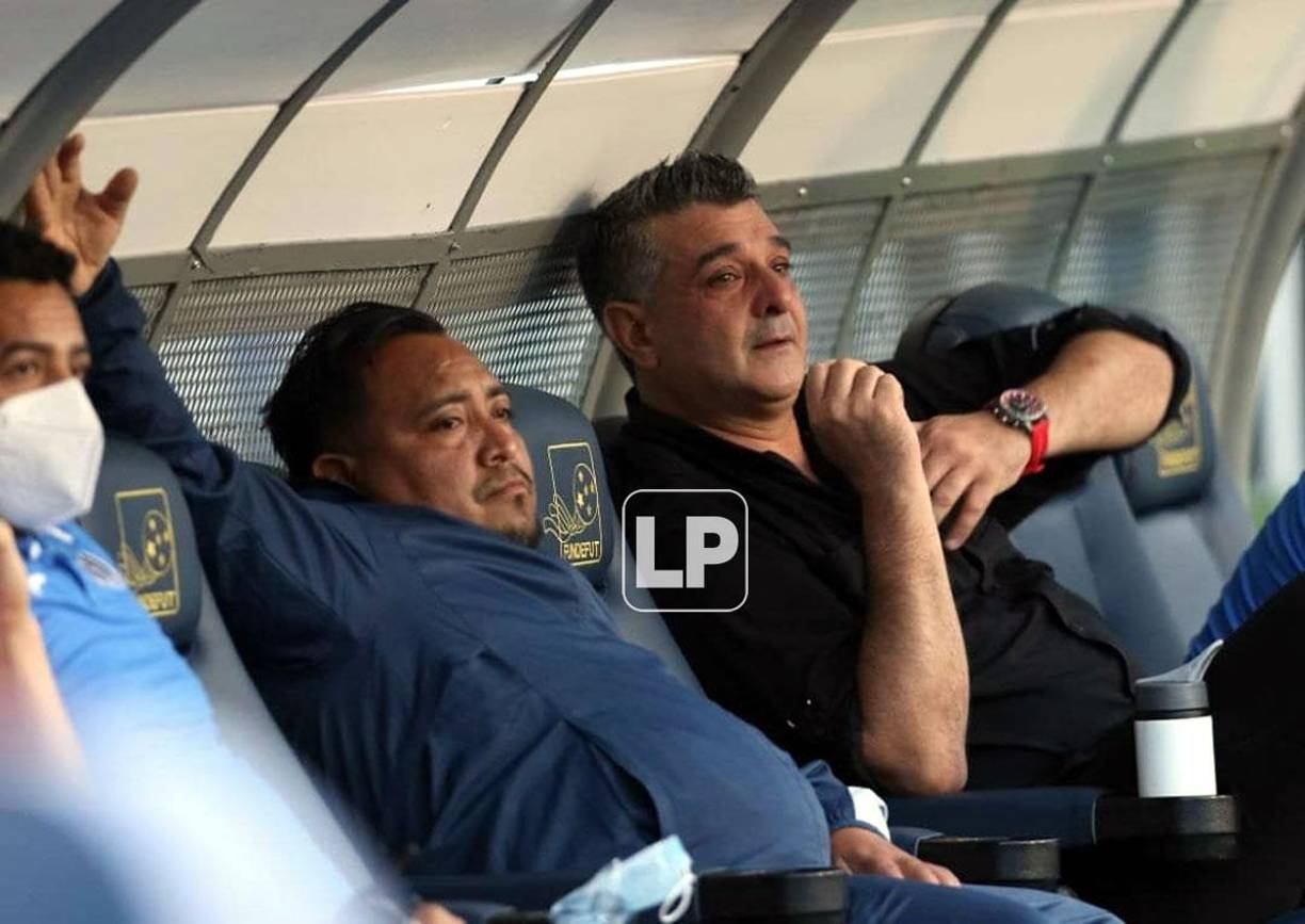 Diego Vázquez no pudo contener las lágrimas en el banquillo.
