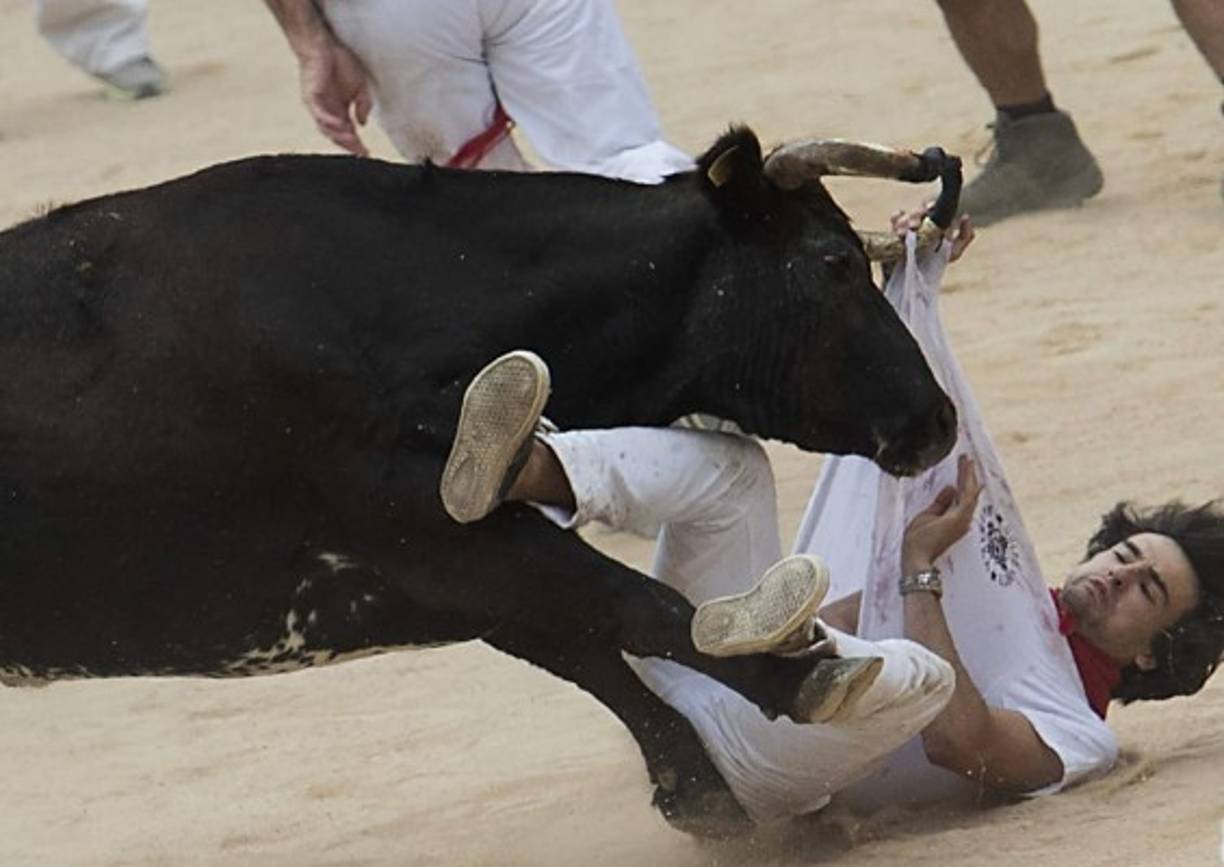Al menos dos turistas estadounidenses resultaron heridos tras ser embestidos por toros de media tonelada en un rápido y frenético encierro durante las fiestas de San Fermín en Pamplona, norte de España.