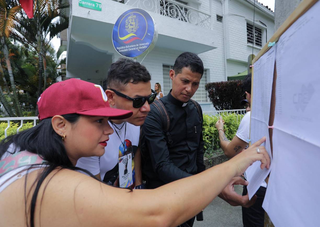 En Colombia, los venezolanos llegaron a los consulados en las principales ciudades para poder ejercer su voto.