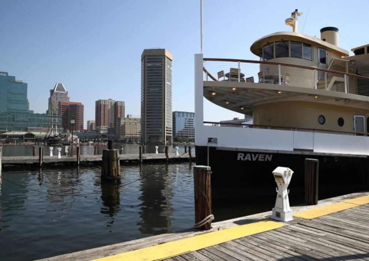 Ubicada junto al río Patapsco, la economía de esta ciudad portuaria, una de las más ricas del país a finales del siglo XIX, se enfoca ahora en el sector servicios.