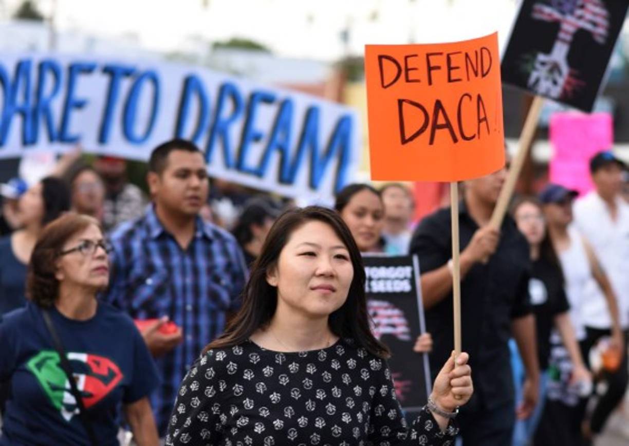 '¡No a Trump, no al KKK, no a un Estados Unidos racista!', destacaba entre las muchas consignas que gritaba el variado grupo de personas congregado en un parque antes de marchar por las calles de un barrio latino en la metrópoli californiana.<br/>