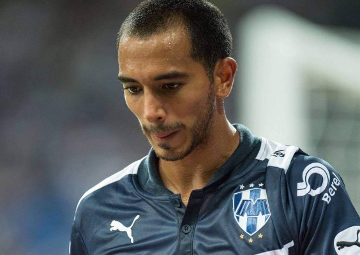 El lateral por la banda izquierda Edgar Castillo.