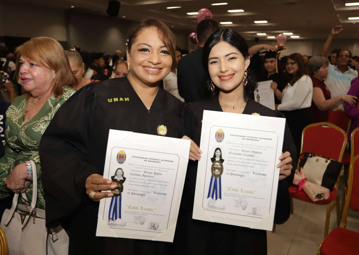 ¡Felices y orgullosos! Así festejan los nuevos egresados de Unah-vs