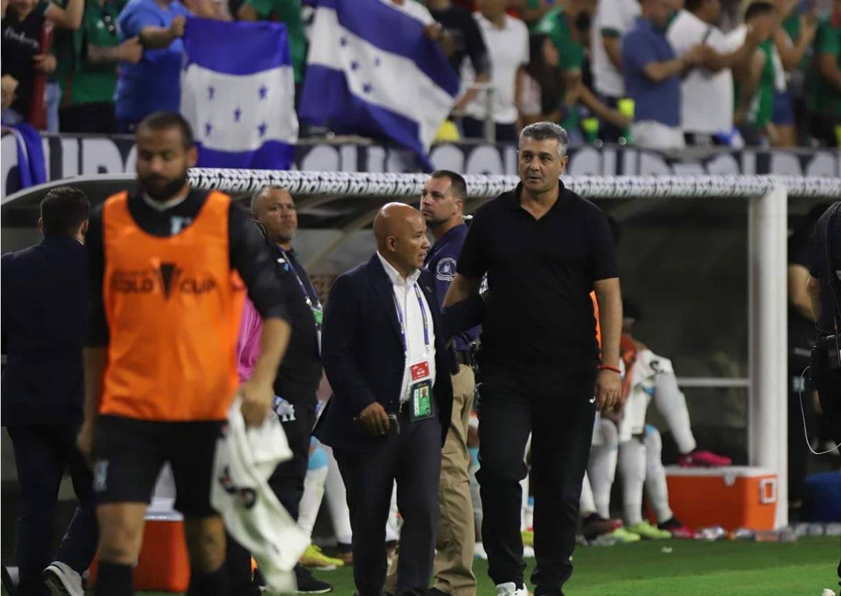 Diego Vázquez, hundido luego de la derrota de la Selección de Honduras ante México.